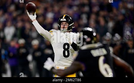 Baltimore, Usa. 01. Januar 2023. Der Quarterback der Pittsburgh Steelers Kenny Pickett (8) wirft am Sonntag, den 1. Januar 2023, im M&T Bank Stadium in Baltimore, Maryland, gegen die Baltimore Ravens in der ersten Halbzeit. Foto: David Tulis/UPI Credit: UPI/Alamy Live News Stockfoto