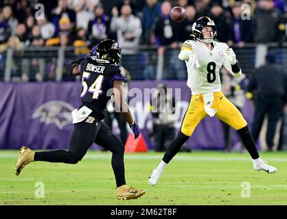 Baltimore, Usa. 01. Januar 2023. Der Quarterback der Pittsburgh Steelers Kenny Pickett (8) steht am Sonntag, den 1. Januar 2023, unter Druck des Linebackers Tyus Bowser (54) der Baltimore Ravens im M&T Bank Stadium in Baltimore, Maryland. Foto: David Tulis/UPI Credit: UPI/Alamy Live News Stockfoto