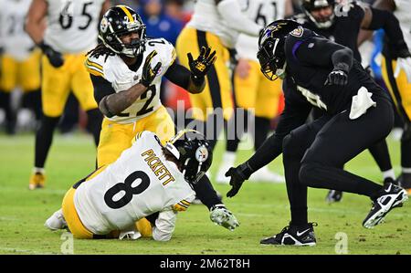 Baltimore, Usa. 01. Januar 2023. Der Quarterback der Pittsburgh Steelers Kenny Pickett (8) wird am Sonntag, den 1. Januar 2023, von der Verteidigung der Baltimore Ravens während der ersten Hälfte im M&T Bank Stadium in Baltimore, Maryland, für einen Verlust entlassen. Foto: David Tulis/UPI Credit: UPI/Alamy Live News Stockfoto