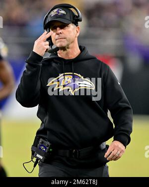 Baltimore, Usa. 01. Januar 2023. Der Cheftrainer von Baltimore Ravens, John Harbaugh, lässt sich am Sonntag, den 1. Januar 2023, im M&T Bank Stadium in Baltimore, Maryland, gegen die Pittsburgh Steelers ausruhen. Foto: David Tulis/UPI Credit: UPI/Alamy Live News Stockfoto