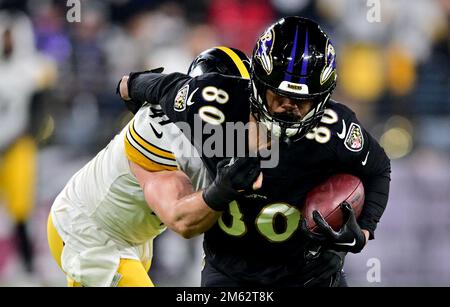 Baltimore, Usa. 01. Januar 2023. Baltimore Ravens Tight End Isaiah wahrscheinlich (80) wird am Sonntag, den 1. Januar 2023, vom Linebacker Robert Spillane (41) der Pittsburgh Steelers im M&T Bank Stadium in Baltimore, Maryland, in der ersten Hälfte gestürzt. Foto: David Tulis/UPI Credit: UPI/Alamy Live News Stockfoto