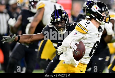 Baltimore, Usa. 01. Januar 2023. Der Quarterback der Pittsburgh Steelers Kenny Pickett (8) wird am Sonntag, den 1. Januar 2023, vom Linebacker der Baltimore Ravens Justin Houston (50) in der ersten Halbzeit im M&T Bank Stadium in Baltimore, Maryland, unter Druck gesetzt. Foto: David Tulis/UPI Credit: UPI/Alamy Live News Stockfoto