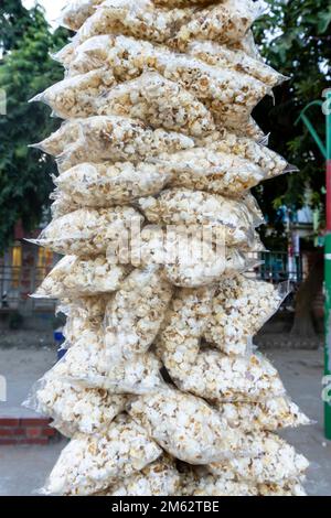 Popcorn in einem Plazentagag. Ein leckerer Haufen gesalzenes Popcorn. Knuspriger Popcorn-Snack. Süße oder salzige Lebensmittel-Werbung Stockfoto
