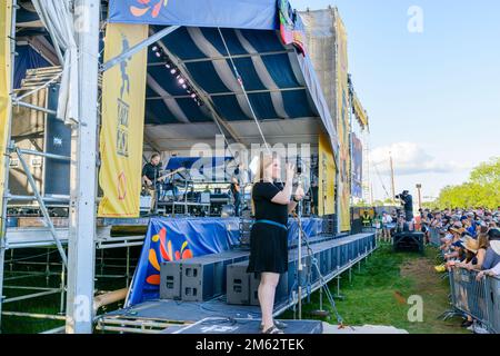 NEW ORLEANS, LA, USA - 29. APRIL 2022: Beim New Orleans Jazz and Heritage Festival signiert eine Frau beim Death Cab for Cutie in der amerikanischen Gebärdensprache Stockfoto