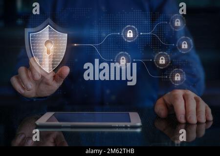 Cybersicherheit und Datenschutz online. Sicherer Zugriff auf das Internet. Datenschutz digitaler Daten. Cybersicherheitsexperte berührt Schild-Symbol mit SE Stockfoto