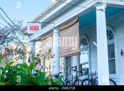 NEW ORLEANS, LA, USA - 7. DEZEMBER 2022: Vor dem New Orleans Bike Shop in der Oak Street Stockfoto