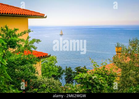 Über der Altstadt von Piran und einsamer Segeltörn an der slowenischen riviera Stockfoto