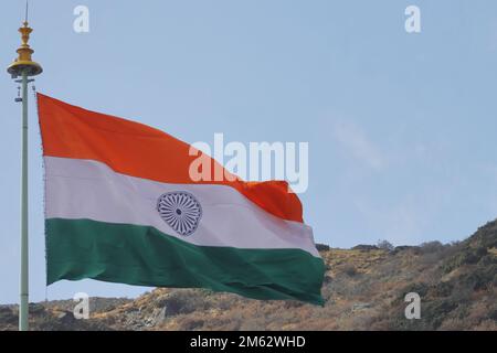 Die dreifarbige indische Flagge, die im Wind in der Nähe der indischen Grenze zur chinesischen Grenze in der Nähe des Doklam weht. Glücklicher tag der republik indien Stockfoto