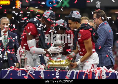 31. Dezember 2022: Alabama Players will Anderson Jr. (31), Jordan Battle (9) und Bryce Young (9) zusammen mit Head Coach Nick Saban halten die Trophäe nach dem 89. Jährlichen Allstate Sugar Bowl zwischen Alabama Crimson Tide und Kansas St. Wildcats im Caesars Superdome in New Orleans, LA. Jonathan Mailhes/CSM Stockfoto