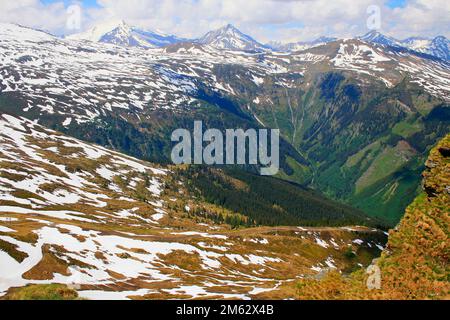 Österreichische Tirol-Stubnerkogel-alpen über Bad Gastein und der hohen Tauern-Range im Frühling, Österreich Stockfoto