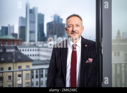 21. Dezember 2022, Hessen, Frankfurt/Main: Peter Kraus vom Cleff, Vorstandsvorsitzender des Verlagsverbands der Deutschen Buchhändler, sitzt in seinem Büro. Foto: Frank Rumpenhorst/dpa Stockfoto