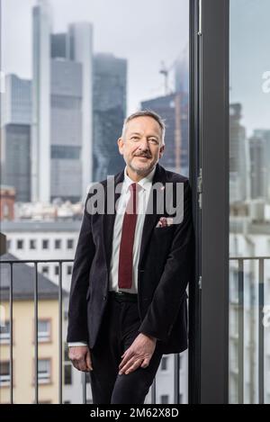 21. Dezember 2022, Hessen, Frankfurt/Main: Peter Kraus vom Cleff, Vorstandsvorsitzender des Verlagsverbands der Deutschen Buchhändler, sitzt in seinem Büro. Foto: Frank Rumpenhorst/dpa Stockfoto