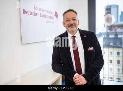 21. Dezember 2022, Hessen, Frankfurt/Main: Peter Kraus vom Cleff, Vorstandsvorsitzender des Verlagsverbands der Deutschen Buchhändler, sitzt in seinem Büro. Foto: Frank Rumpenhorst/dpa Stockfoto