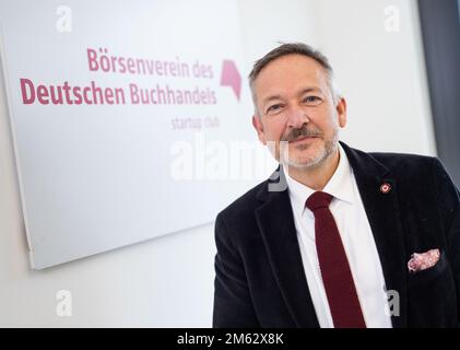 21. Dezember 2022, Hessen, Frankfurt/Main: Peter Kraus vom Cleff, Vorstandsvorsitzender des Verlagsverbands der Deutschen Buchhändler, sitzt in seinem Büro. Foto: Frank Rumpenhorst/dpa Stockfoto