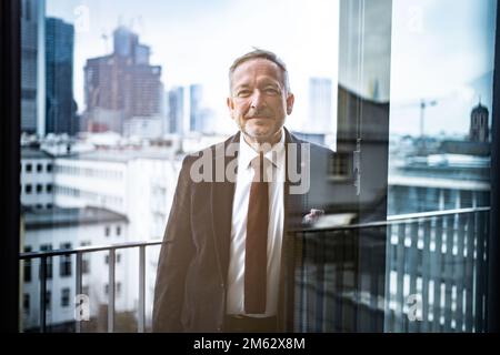 21. Dezember 2022, Hessen, Frankfurt/Main: Peter Kraus vom Cleff, Vorstandsvorsitzender des Verlagsverbands der Deutschen Buchhändler, sitzt in seinem Büro. Foto: Frank Rumpenhorst/dpa Stockfoto