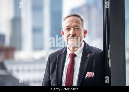 21. Dezember 2022, Hessen, Frankfurt/Main: Peter Kraus vom Cleff, Vorstandsvorsitzender des Verlagsverbands der Deutschen Buchhändler, sitzt in seinem Büro. Foto: Frank Rumpenhorst/dpa Stockfoto