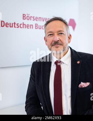 21. Dezember 2022, Hessen, Frankfurt/Main: Peter Kraus vom Cleff, Vorstandsvorsitzender des Verlagsverbands der Deutschen Buchhändler, sitzt in seinem Büro. Foto: Frank Rumpenhorst/dpa Stockfoto