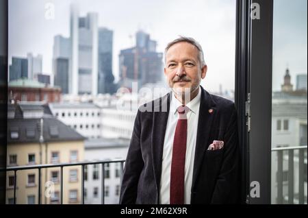 21. Dezember 2022, Hessen, Frankfurt/Main: Peter Kraus vom Cleff, Vorstandsvorsitzender des Verlagsverbands der Deutschen Buchhändler, sitzt in seinem Büro. Foto: Frank Rumpenhorst/dpa Stockfoto