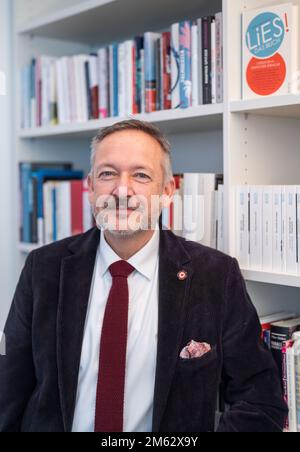 21. Dezember 2022, Hessen, Frankfurt/Main: Peter Kraus vom Cleff, Vorstandsvorsitzender des Verlagsverbands der Deutschen Buchhändler, sitzt in seinem Büro. Foto: Frank Rumpenhorst/dpa Stockfoto