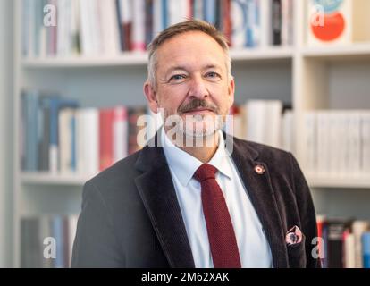 21. Dezember 2022, Hessen, Frankfurt/Main: Peter Kraus vom Cleff, Vorstandsvorsitzender des Verlagsverbands der Deutschen Buchhändler, sitzt in seinem Büro. Foto: Frank Rumpenhorst/dpa Stockfoto