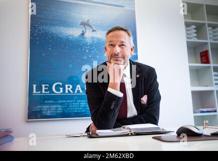 21. Dezember 2022, Hessen, Frankfurt/Main: Peter Kraus vom Cleff, Vorstandsvorsitzender des Verlagsverbands der Deutschen Buchhändler, sitzt in seinem Büro. Foto: Frank Rumpenhorst/dpa Stockfoto