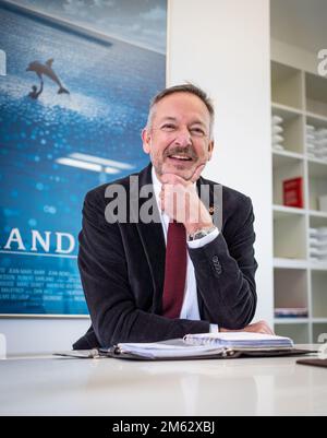 21. Dezember 2022, Hessen, Frankfurt/Main: Peter Kraus vom Cleff, Vorstandsvorsitzender des Verlagsverbands der Deutschen Buchhändler, sitzt in seinem Büro. Foto: Frank Rumpenhorst/dpa Stockfoto