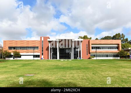 HUNTINGTON BEACH, KALIFORNIEN - 01. JANUAR 2023: Das Student Services Center auf dem Campus des Golden West College. Stockfoto