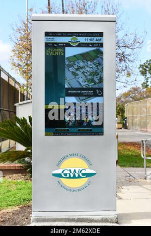 HUNTINGTON BEACH, KALIFORNIEN - 01. JANUAR 2023: Electronic Information Kiosk auf dem Campus des Golden West College. Stockfoto