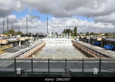 HUNTINGTON BEACH, KALIFORNIEN - 01. JANUAR 2023: Das Aquatic Center auf dem Campus des Golden West College wird gerade renoviert. Stockfoto