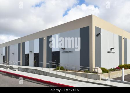 HUNTINGTON BEACH, KALIFORNIEN - 01. JANUAR 2023: Automotive Technology Building auf dem Campus des Golden West College. Stockfoto