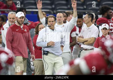 31. Dezember 2022: Alabama Cheftrainer Nick Saban sieht sein Team beim alljährlichen Allstate Sugar Bowl 89. zwischen der Alabama Crimson Tide und der Kansas St. Wildcats im Caesars Superdome in New Orleans, LA. Jonathan Mailhes/CSM Stockfoto