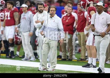 31. Dezember 2022: Alabama Cheftrainer Nick Saban sieht sein Team beim alljährlichen Allstate Sugar Bowl 89. zwischen der Alabama Crimson Tide und der Kansas St. Wildcats im Caesars Superdome in New Orleans, LA. Jonathan Mailhes/CSM Stockfoto