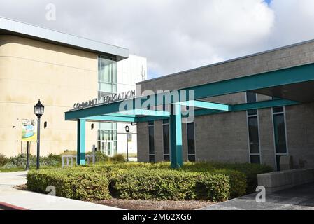 HUNTINGTON BEACH, KALIFORNIEN - 01. JANUAR 2023: Community Education Building auf dem Campus des Golden West College. Stockfoto