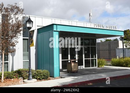 HUNTINGTON BEACH, KALIFORNIEN - 01. JANUAR 2023: Das Gebäude für öffentliche Sicherheit auf dem Campus des Golden West College. Stockfoto