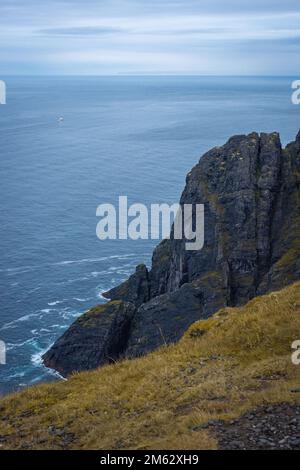 Klippe über dem Arktischen Ozean im Nordkap, Norwegen Stockfoto