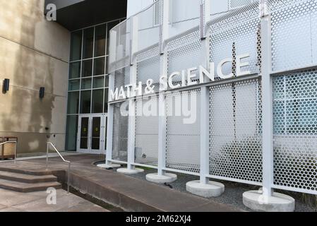 HUNTINGTON BEACH, KALIFORNIEN - 01. JANUAR 2023: Das Math and Science Building auf dem Campus des Golden West College. Stockfoto