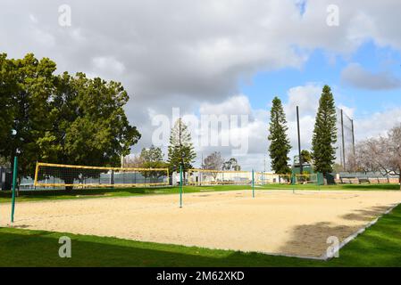 HUNTINGTON BEACH, KALIFORNIEN - 01. JANUAR 2023: Sand Volleyball Courts auf dem Campus des Golden West College. Stockfoto