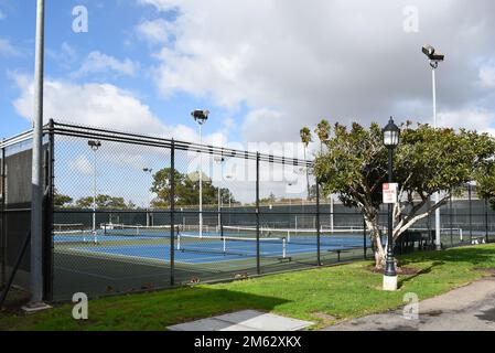 HUNTINGTON BEACH, KALIFORNIEN - 01. JANUAR 2023: Tennis und Pickleball Courts auf dem Campus des Golden West College. Stockfoto