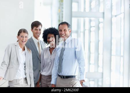 Sowohl Kollegen als auch Kollegen. Portrait erfolgreicher und glücklicher Geschäftskollegen, die zusammenstehen – Copyspace. Stockfoto
