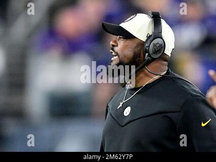 Baltimore, Usa. 01. Januar 2023. Pittsburgh Steelers Cheftrainer Mike Tomlin ruft in der ersten Halbzeit im M&T Bank Stadium in Baltimore, Maryland, an einem Spiel gegen die Baltimore Ravens am Sonntag, den 1. Januar 2023. Foto: David Tulis/UPI Credit: UPI/Alamy Live News Stockfoto