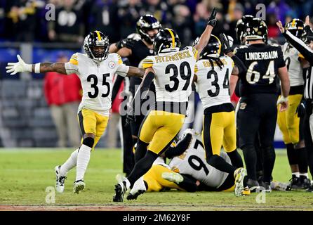 Baltimore, Usa. 01. Januar 2023. Die Pittsburgh Steelers feiern einen unvollständigen Baltimore Ravens' Pass Ende des vierten Quartals im M&T Bank Stadium in Baltimore, Maryland, am Sonntag, den 1. Januar 2023. Pittsburgh gewann 16:13. Foto: David Tulis/UPI Credit: UPI/Alamy Live News Stockfoto