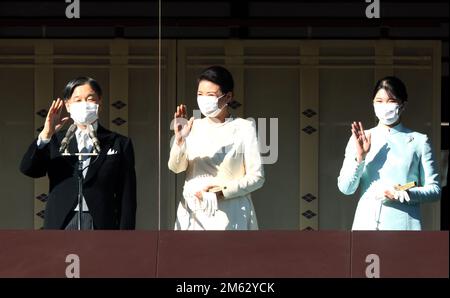 Tokio, Japan. 2. Januar 2023. Japanischer Kaiser Naruhito (L) in Begleitung von Kaiserin Masako (C) und seiner Tochter Prinzessin Aiko (R) winkt den Wunschern zu den Neujahrsgrüßen im Kaiserpalast in Tokio am 2. Januar 2023, dem ersten Mal seit drei Jahren. Kredit: ZUMA Press, Inc./Alamy Live News Stockfoto