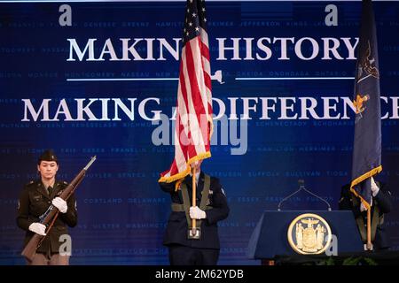 Präsentation von Farben während der Einweihungszeremonie für New Yorker Staatsbeamte im Empire State Plaza Convention Center in Albany am 1. Januar 2023 Stockfoto