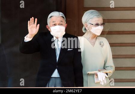 Tokio, Japan. 2. Januar 2023. Japanischer Kaiser Naruhito (L) in Begleitung von Kaiserin Masako (C) und seiner Tochter Prinzessin Aiko (R) winkt den Wunschern zu den Neujahrsgrüßen im Kaiserpalast in Tokio am 2. Januar 2023, dem ersten Mal seit drei Jahren. Kredit: ZUMA Press, Inc./Alamy Live News Stockfoto