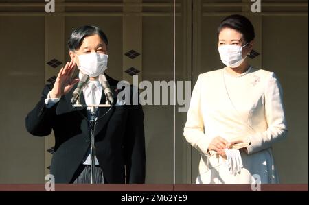 Tokio, Japan. 2. Januar 2023. Japanischer Kaiser Naruhito (L) in Begleitung von Kaiserin Masako (R) winkt am 2. Januar 2023, dem ersten Mal seit drei Jahren, den Wunschern zu den Neujahrsgrüßen im Kaiserpalast in Tokio zu. Kredit: ZUMA Press, Inc./Alamy Live News Stockfoto