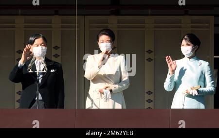 Tokio, Japan. 2. Januar 2023. Japanischer Kaiser Naruhito (L) in Begleitung von Kaiserin Masako (C) und seiner Tochter Prinzessin Aiko (R) winkt den Wunschern zu den Neujahrsgrüßen im Kaiserpalast in Tokio am 2. Januar 2023, dem ersten Mal seit drei Jahren. Kredit: ZUMA Press, Inc./Alamy Live News Stockfoto