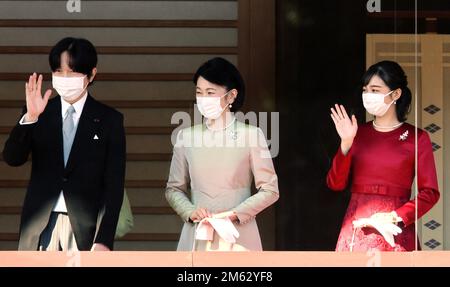 Tokio, Japan. 2. Januar 2023. Japanischer Kaiser Naruhito (L) in Begleitung von Kaiserin Masako (C) und seiner Tochter Prinzessin Aiko (R) winkt den Wunschern zu den Neujahrsgrüßen im Kaiserpalast in Tokio am 2. Januar 2023, dem ersten Mal seit drei Jahren. Kredit: ZUMA Press, Inc./Alamy Live News Stockfoto