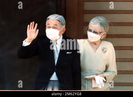 Tokio, Japan. 2. Januar 2023. Der ehemalige japanische Kaiser Akihito (L), begleitet von der ehemaligen Kaiserin Michiko (R), winkt am 2. Januar 2023, dem ersten Mal seit drei Jahren, den Wellensittern zu den Neujahrsgrüßen im Kaiserpalast in Tokio zu. Kredit: ZUMA Press, Inc./Alamy Live News Stockfoto