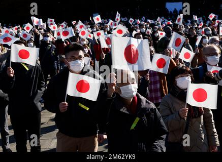 Tokio, Japan. 2. Januar 2023. Wunschfans schwenken beim Erscheinen von Kaiser Naruhito und seinen königlichen Familienmitgliedern zu Neujahrsfeiern im Kaiserpalast in Tokio, Japan, am 2. Januar 2023 mit japanischen Flaggen. Kredit: ZUMA Press, Inc./Alamy Live News Stockfoto