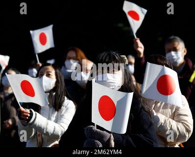 Tokio, Japan. 2. Januar 2023. Wunschfans schwenken beim Erscheinen von Kaiser Naruhito und seinen königlichen Familienmitgliedern zu Neujahrsfeiern im Kaiserpalast in Tokio, Japan, am 2. Januar 2023 mit japanischen Flaggen. Kredit: ZUMA Press, Inc./Alamy Live News Stockfoto